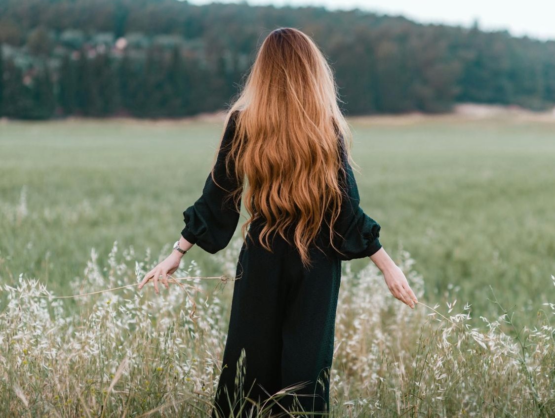 Cute Instagram DP for girls hidden face with a sweet and stylish pose