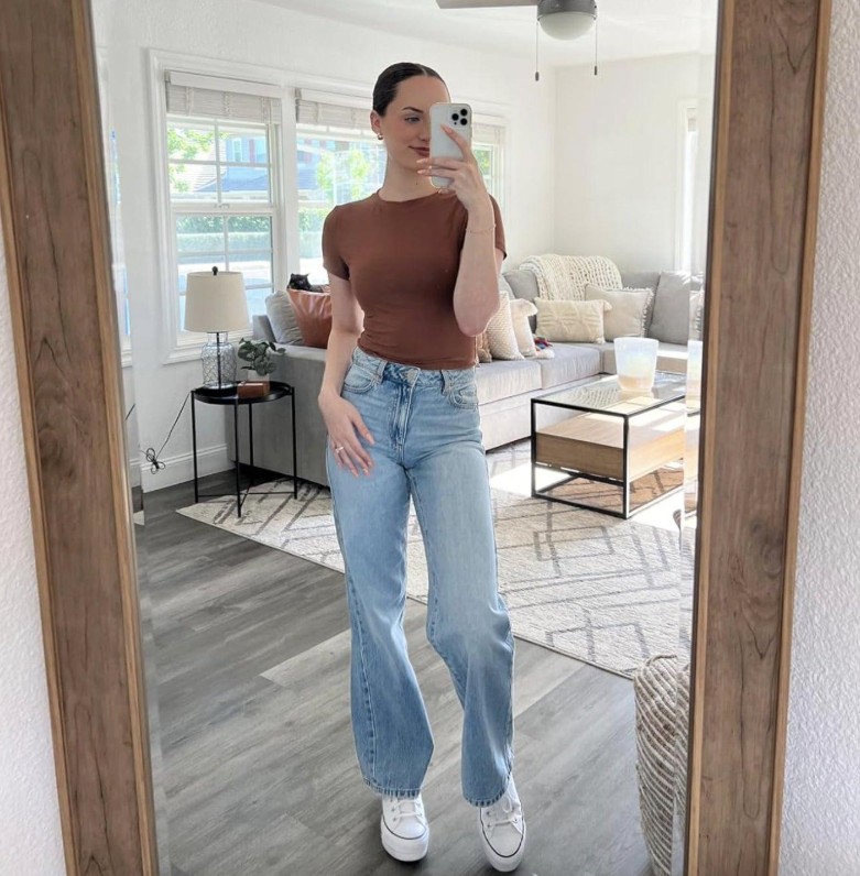 Girl poses stylish mirror selfie DP with a fashionable outfit