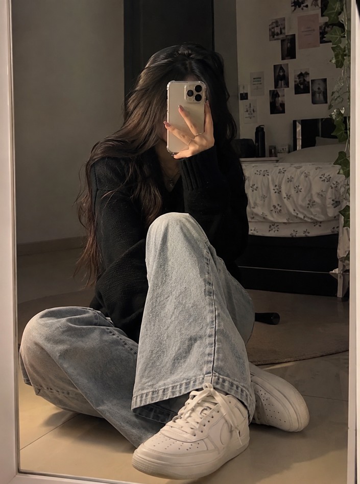 Girls DPZ stylish mirror selfie DP with a modern pose