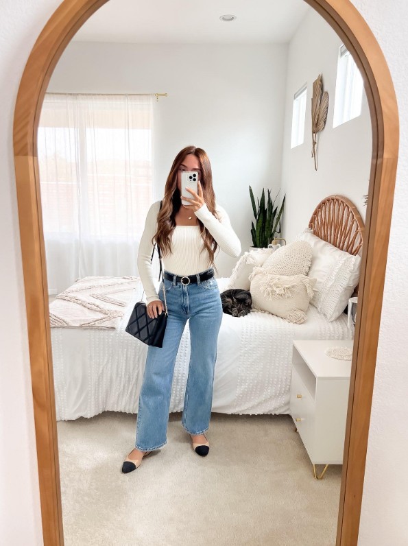 Girls mirror DP with a trendy phone pose