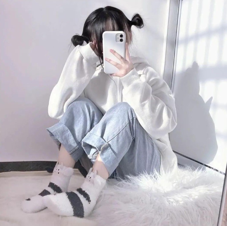 Hidden face mirror selfie DP for Instagram with phone covering face