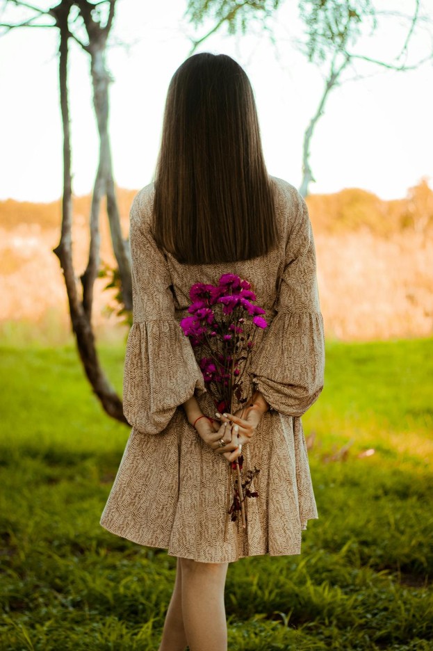 Instagram DP for girls hidden face mirror selfie with phone covering face