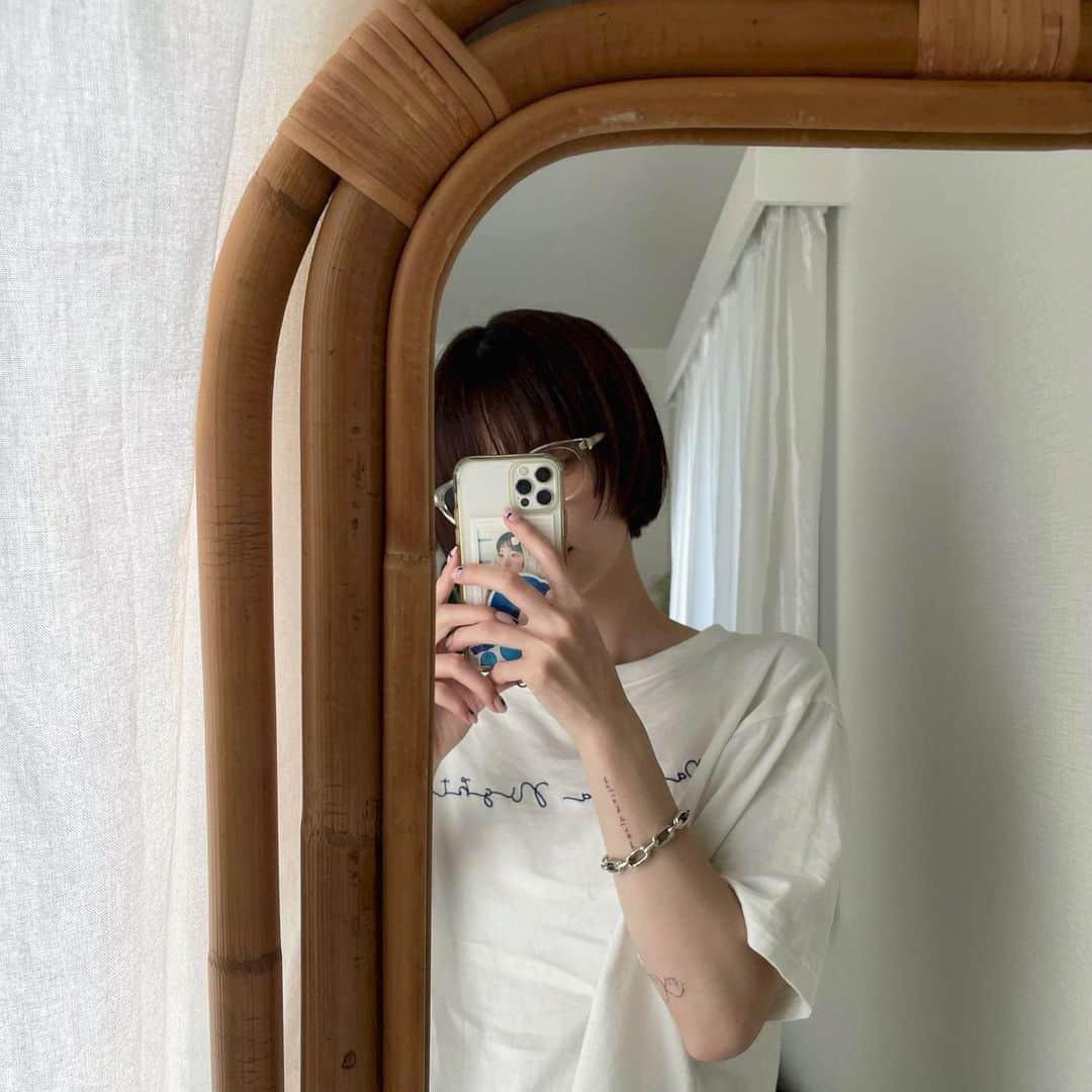 Instagram DP for girls hidden face short hair with a trendy hairstyle