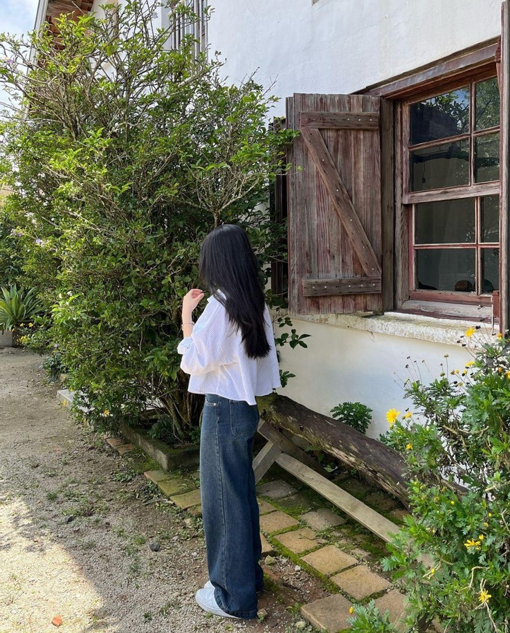 Instagram DP for girls hidden face stylish simple pose with a minimal background