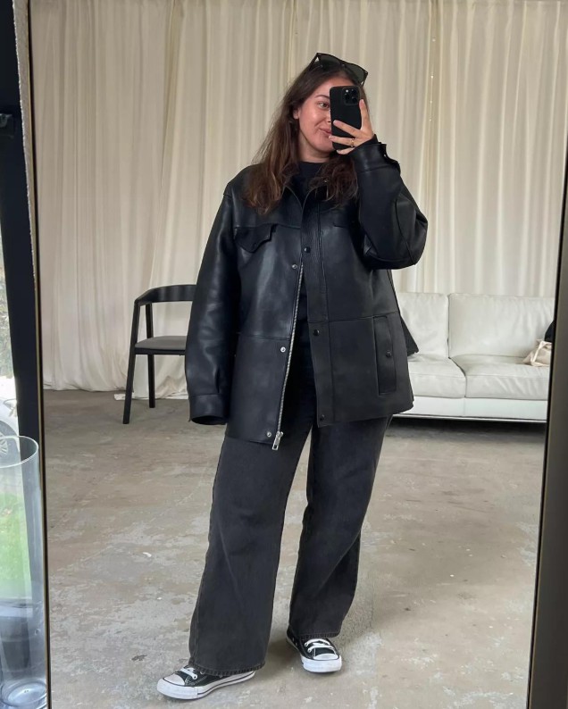 Instagram stylish mirror selfie DP with an aesthetic outfit