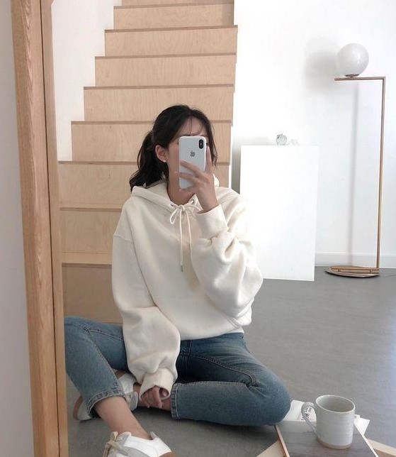 Mirror selfie DP girl with a cool casual outfit
