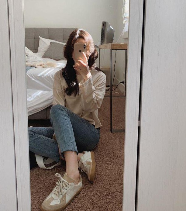 Mirror selfie DP with a modern aesthetic background