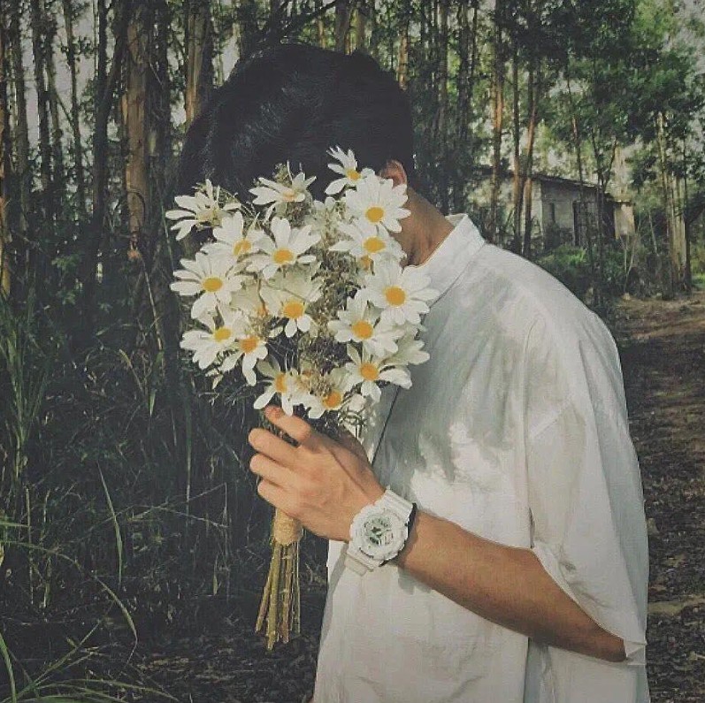 Unique hidden face DP for boys with a creative pose